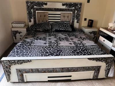 king bed side table with doctor mattress