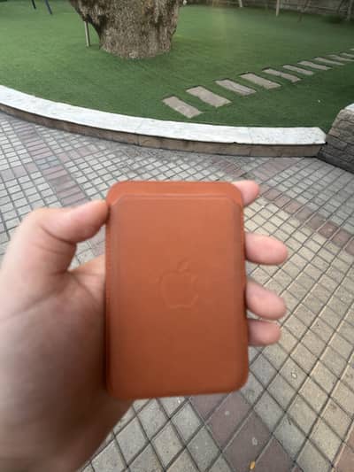Apple MagSafe wallet a little used but in perfect condition