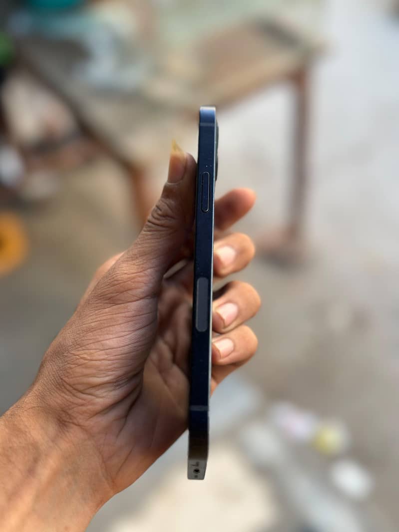Apple iPhone 12 4