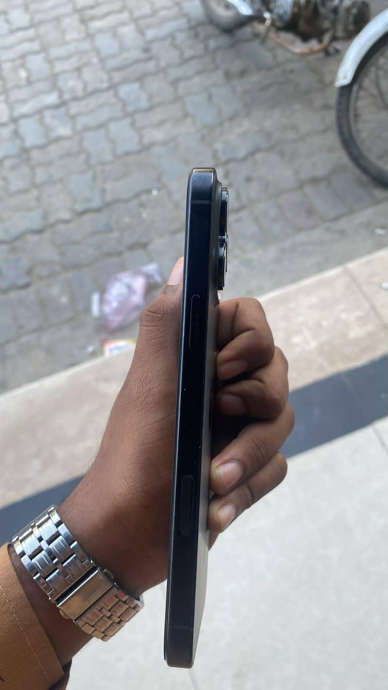 Apple iPhone 16 Pro Max 2