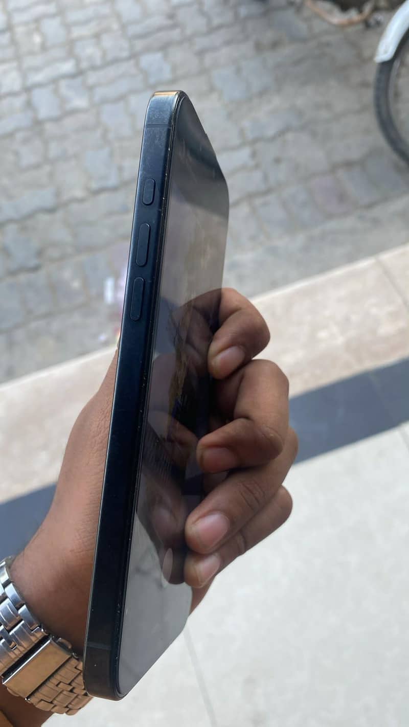 Apple iPhone 16 Pro Max 3