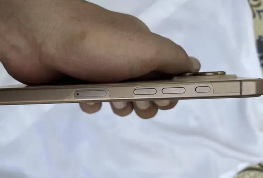 Apple iPhone 16 Pro Max 4