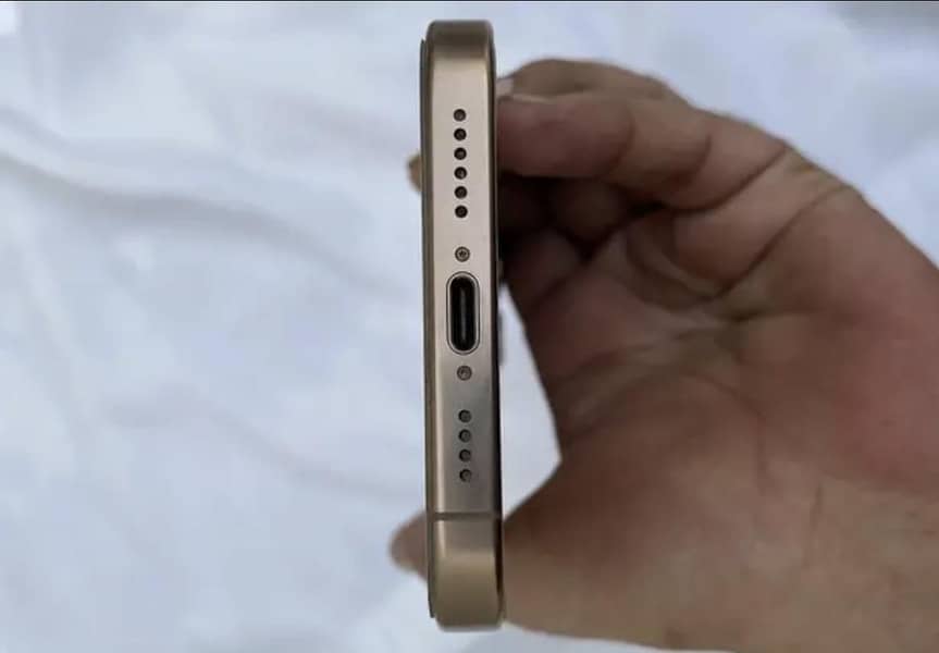 Apple iPhone 16 Pro Max 5