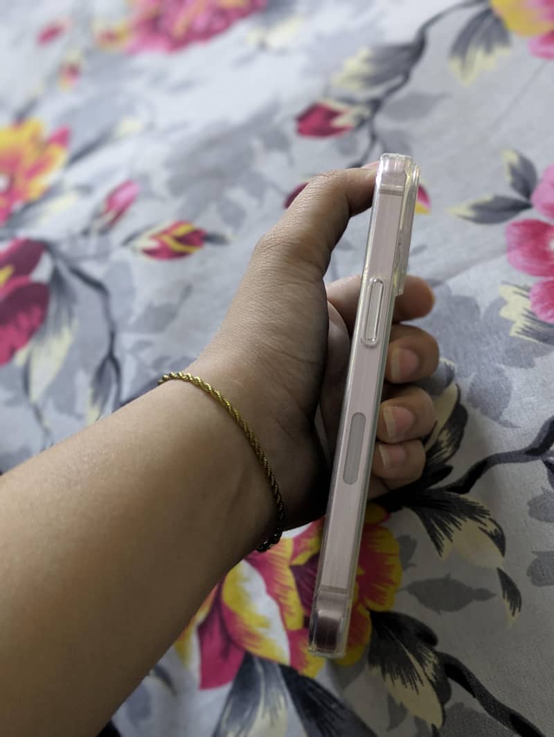 Apple iPhone 13 4