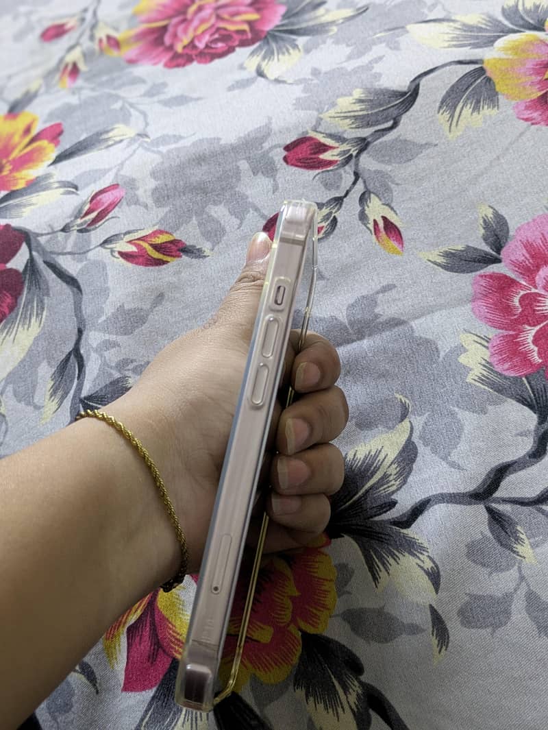 Apple iPhone 13 5