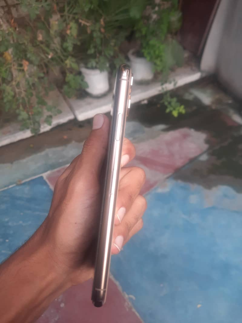 Apple iPhone 11 Pro Max 3