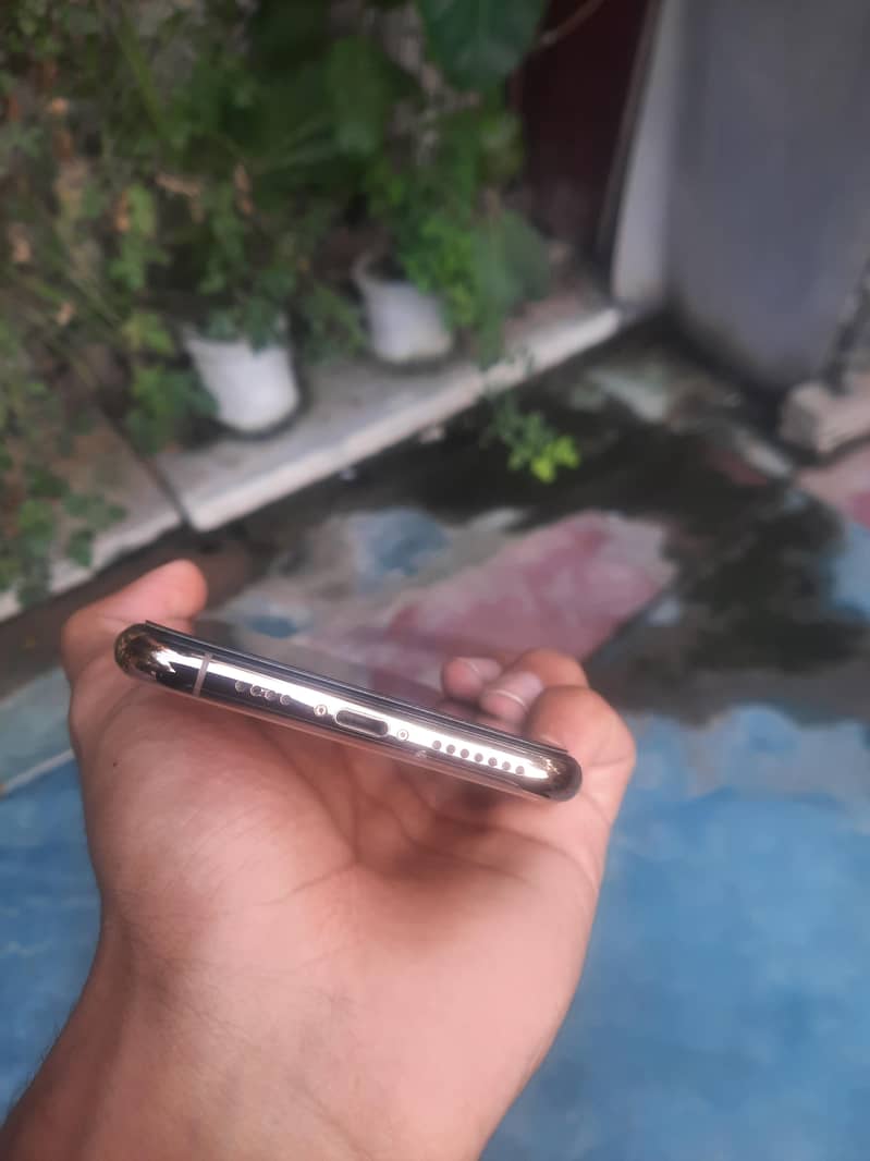 Apple iPhone 11 Pro Max 4