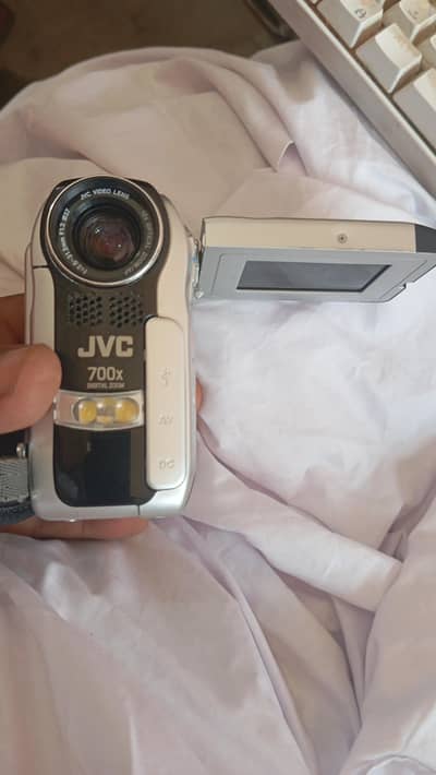 JVC MiniDV camcorder 700x