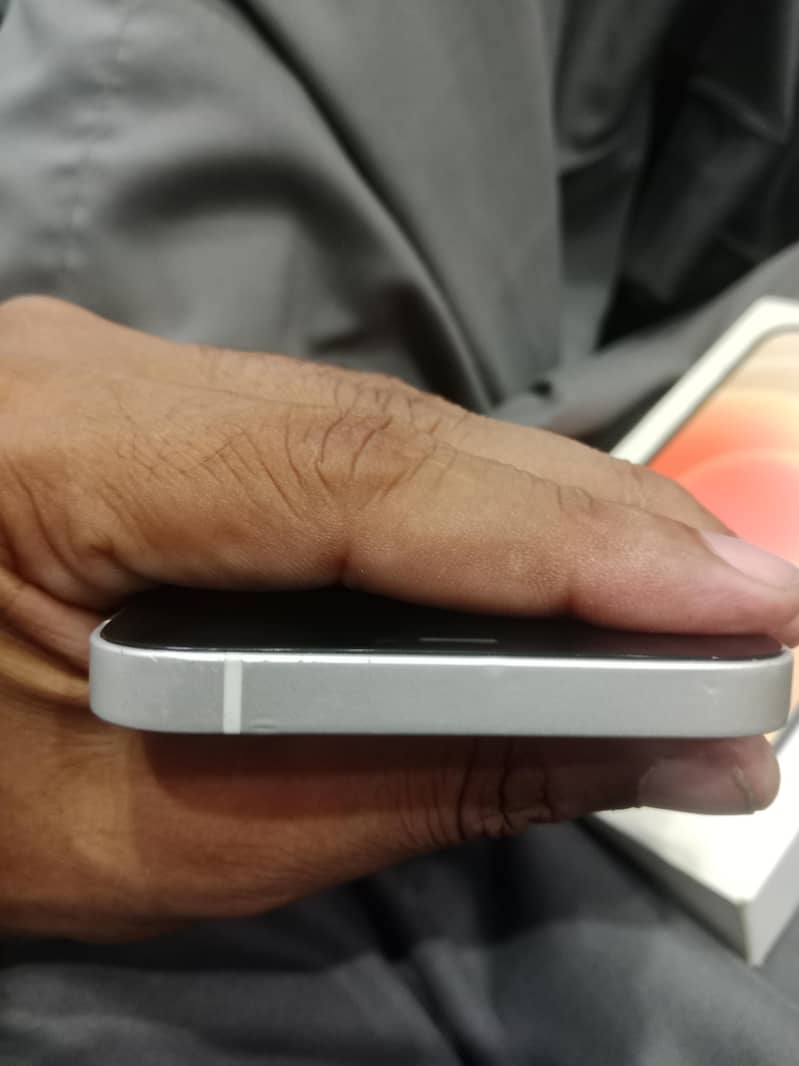 Apple iPhone 12 4
