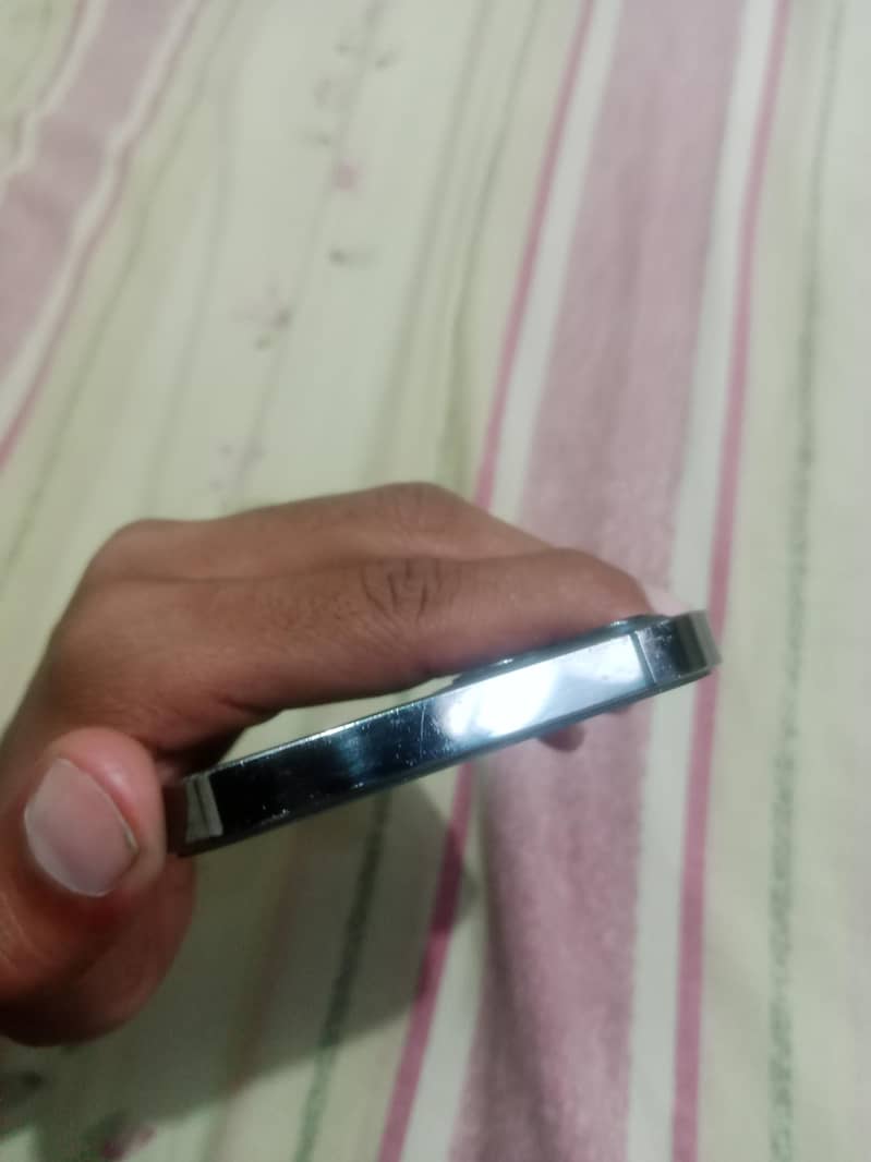 Apple iPhone 12 pro 4