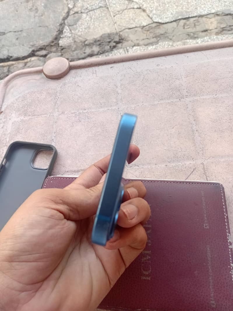 Apple iPhone 13 2