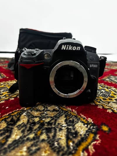 Nikon D7000 DSLR Camera + Sigma 70-300mm Lens & Accessories