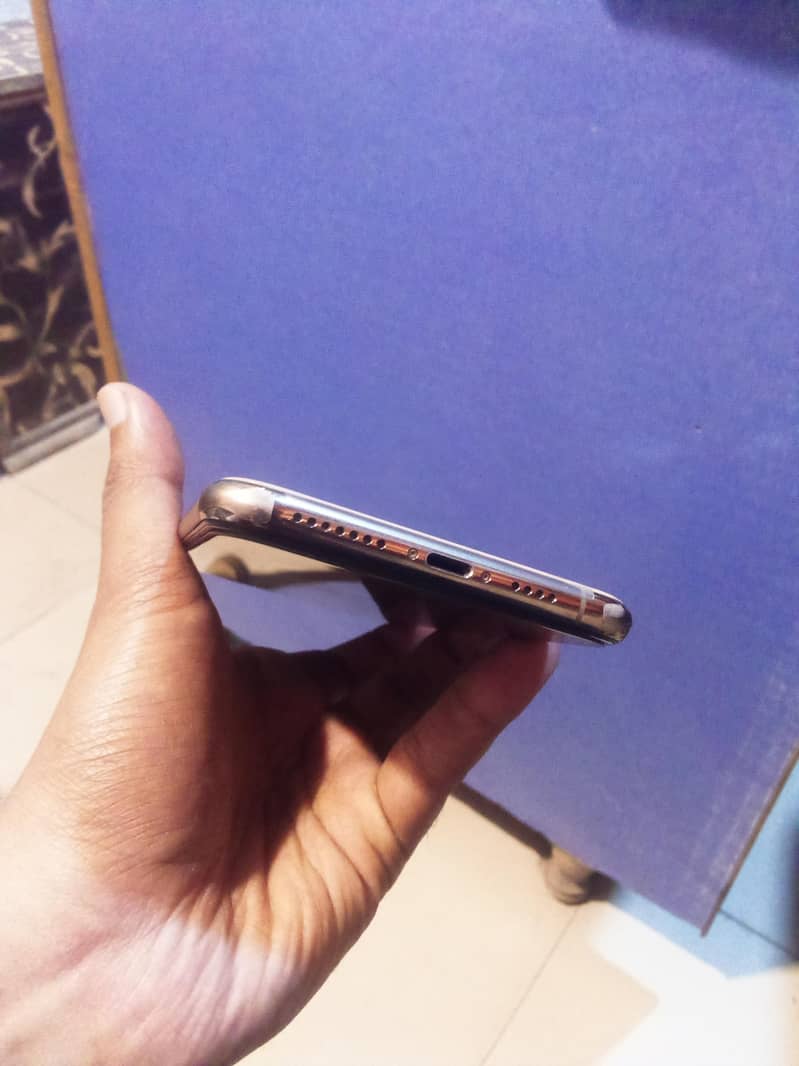 Apple iPhone 11 Pro Max 4