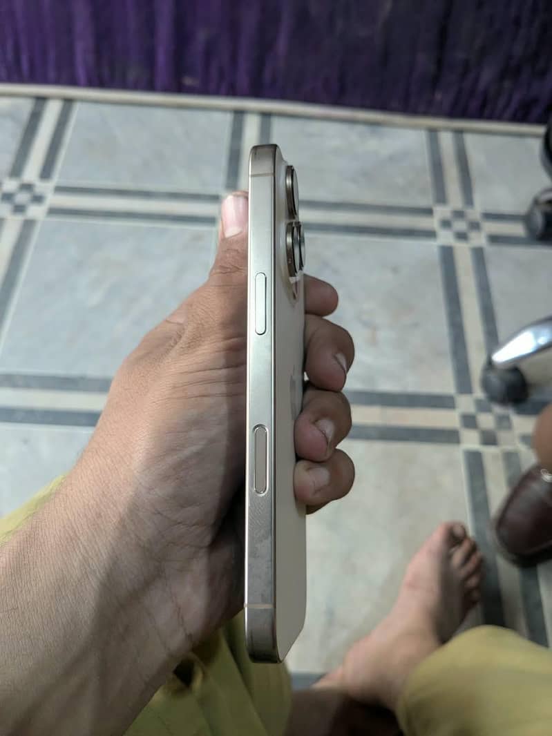 Apple iPhone 16 Pro 2