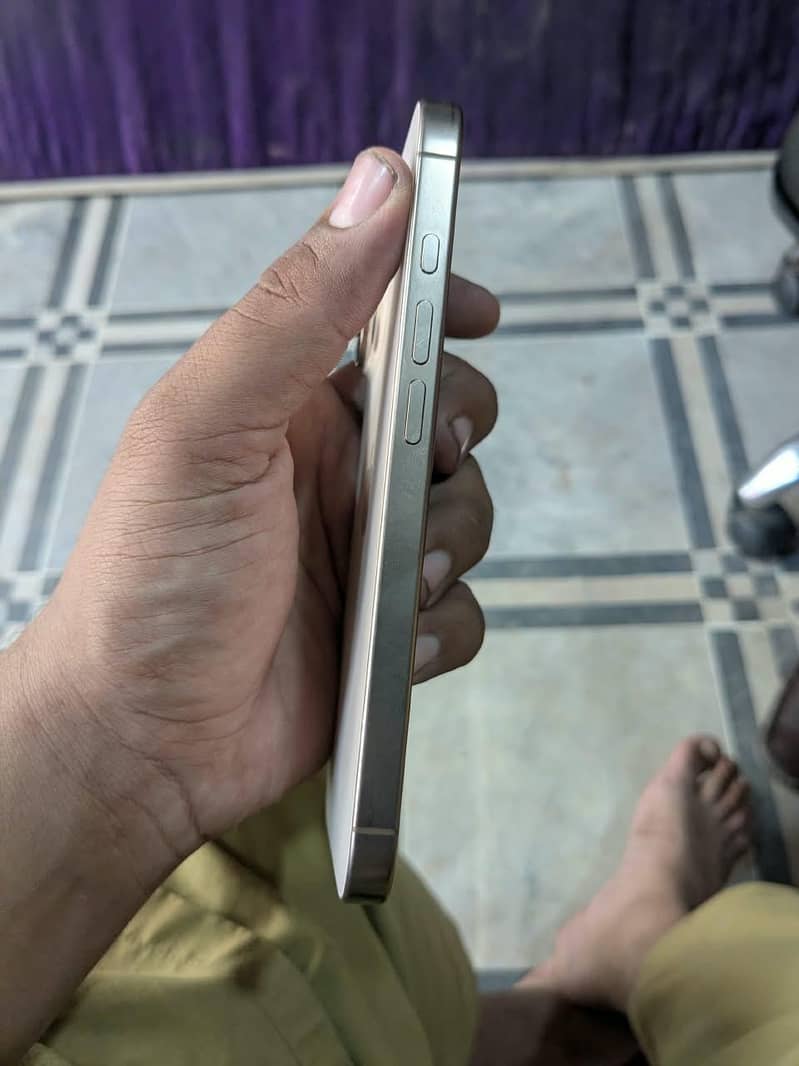 Apple iPhone 16 Pro 4