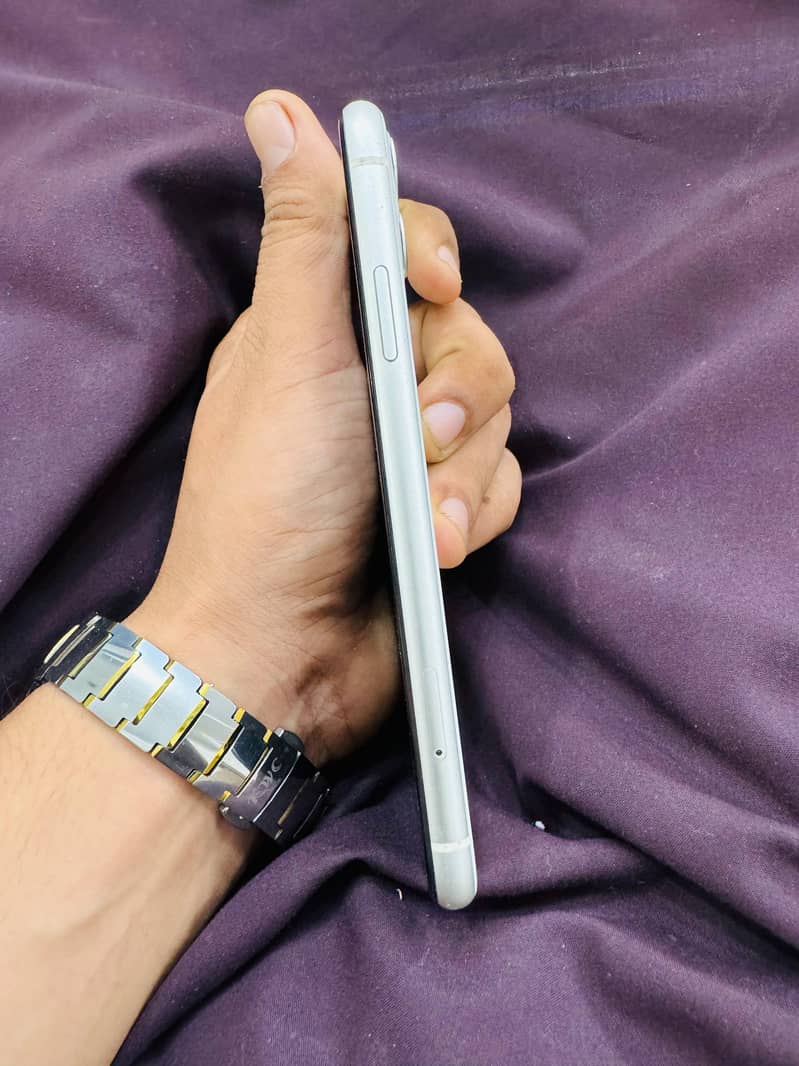 Apple iPhone 11 4