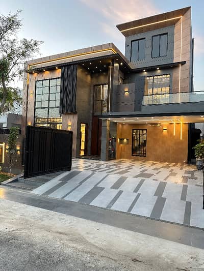 1 KANAL MODERN HOUSE WITH CINEMA HALL   Key Features:   Size: 1 Kanal   Beds: 6 Master Bedrooms with Attached Baths   Extra: Private Cinema / Home Theatre   Demand: PKR 8.50 Crore (850 Lacs)   Parking: Ample Car Space & Lawn   Location