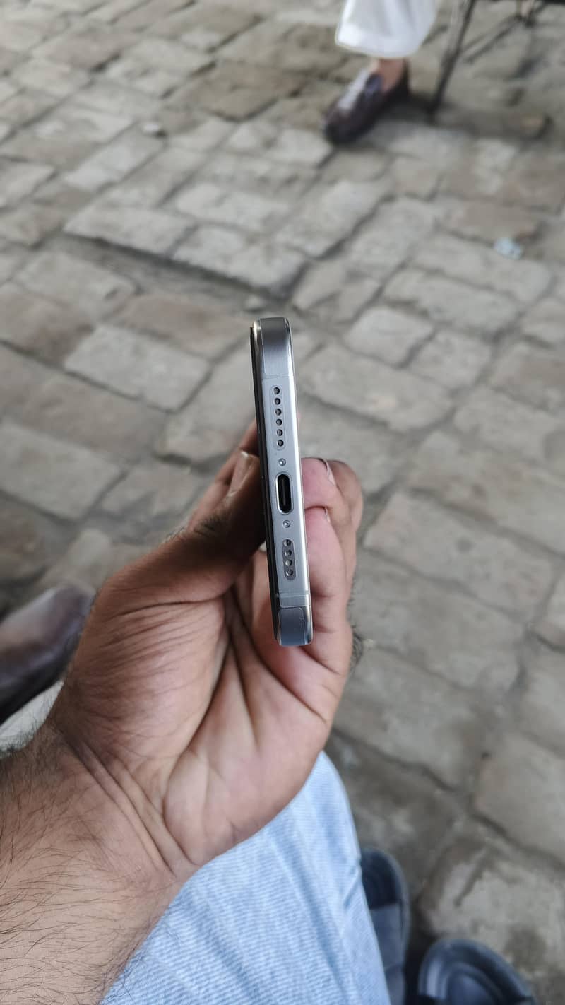 Apple iPhone 15 Pro Max 2