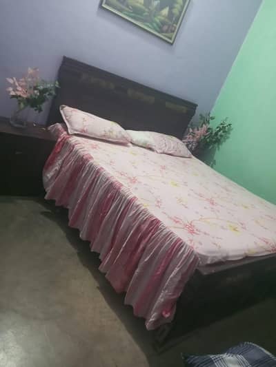 king size bed with dresser