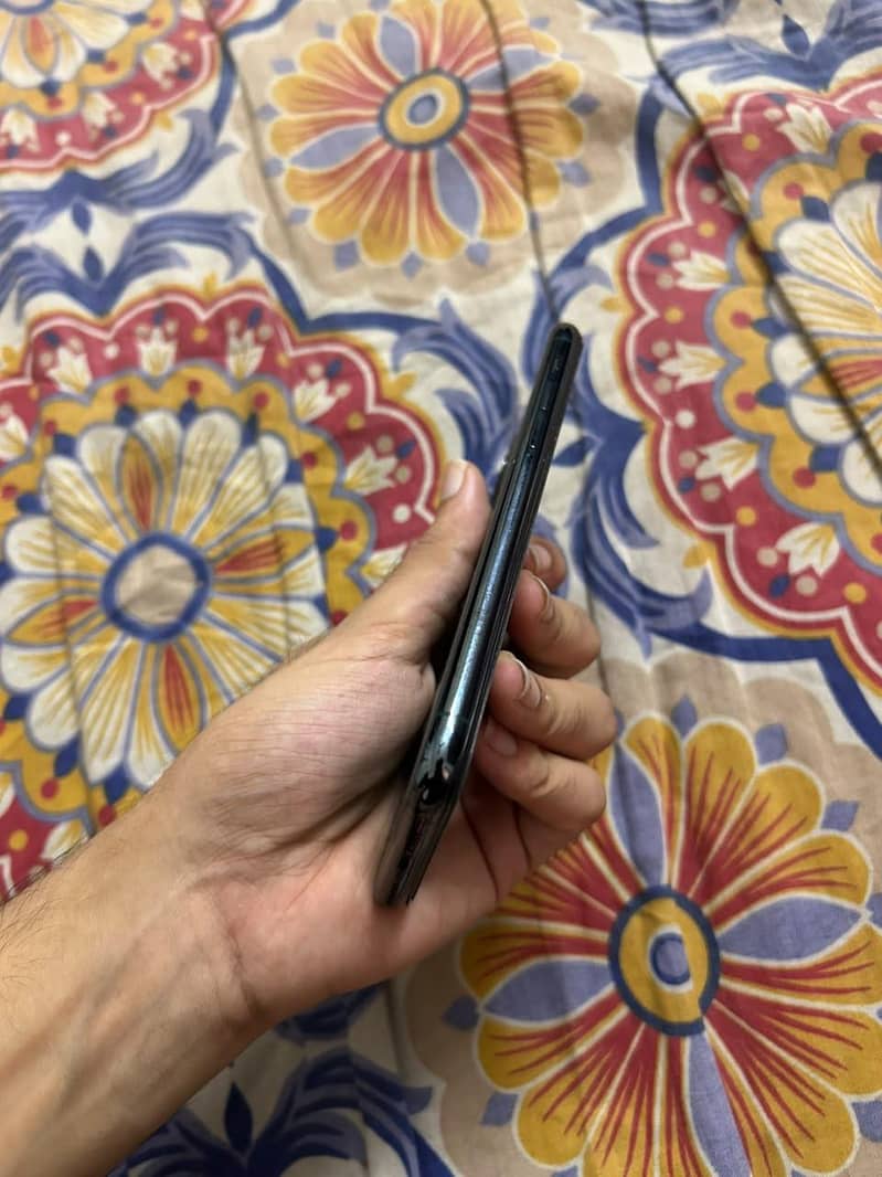 Apple iPhone 11 Pro 4