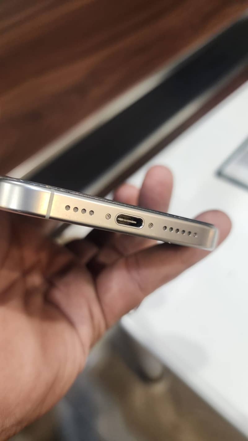 Apple iPhone 16 Pro Max 3