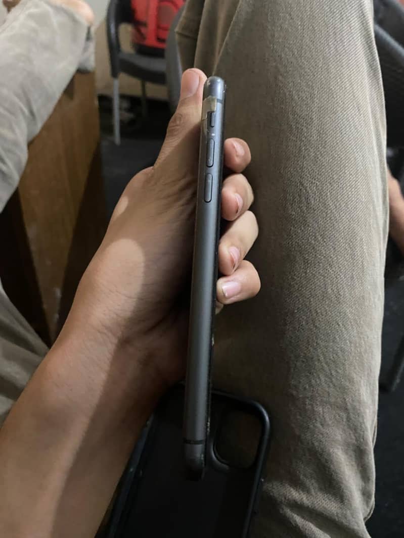 Apple iPhone 11 4