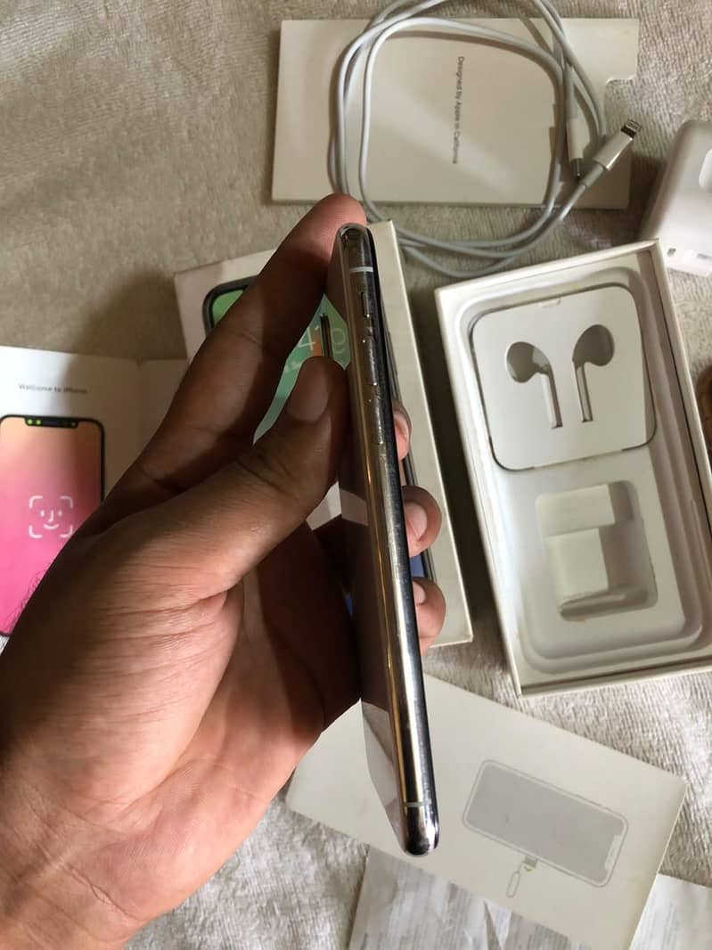 Apple iPhone X 4