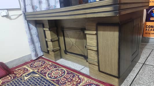 Impressive Office Table with side table. . Like new