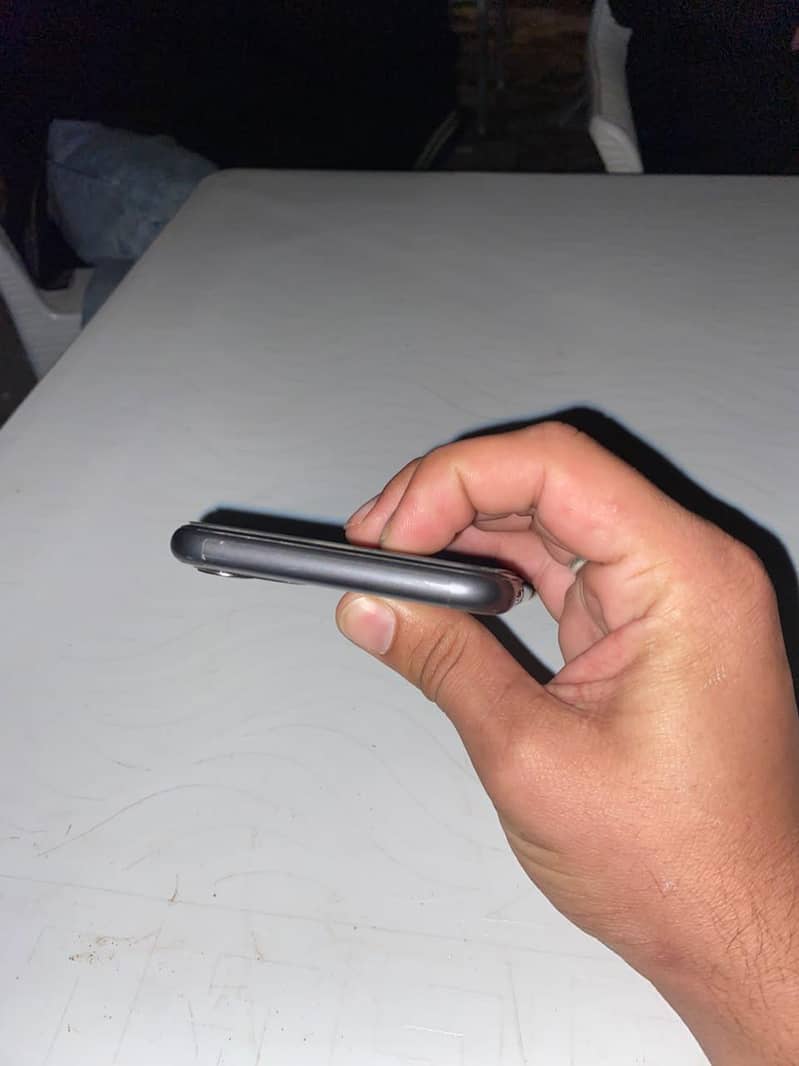 Apple iPhone 11 4
