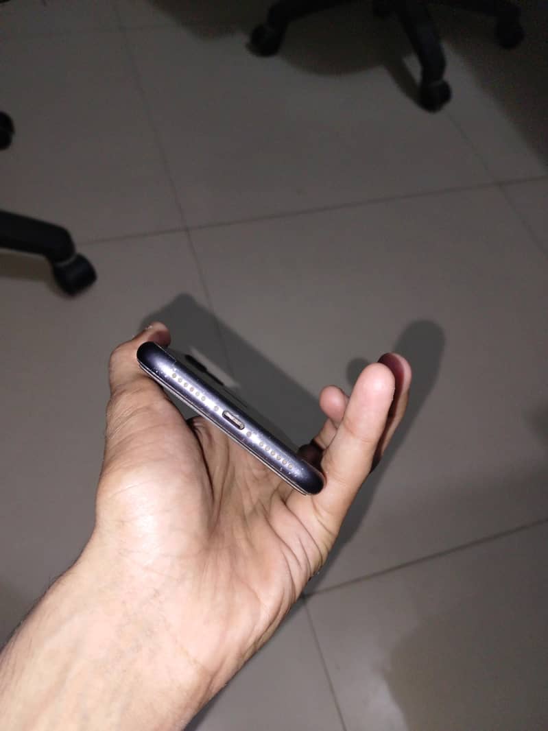 Apple iPhone 11 4