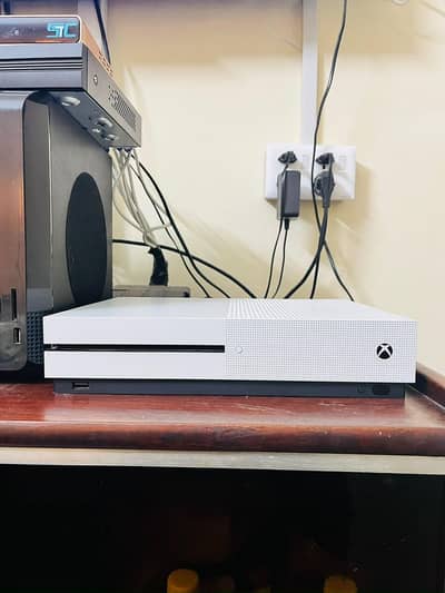 XBOX ONE S | 500 GB WITH 2 WIRELESS CONTROLLERS