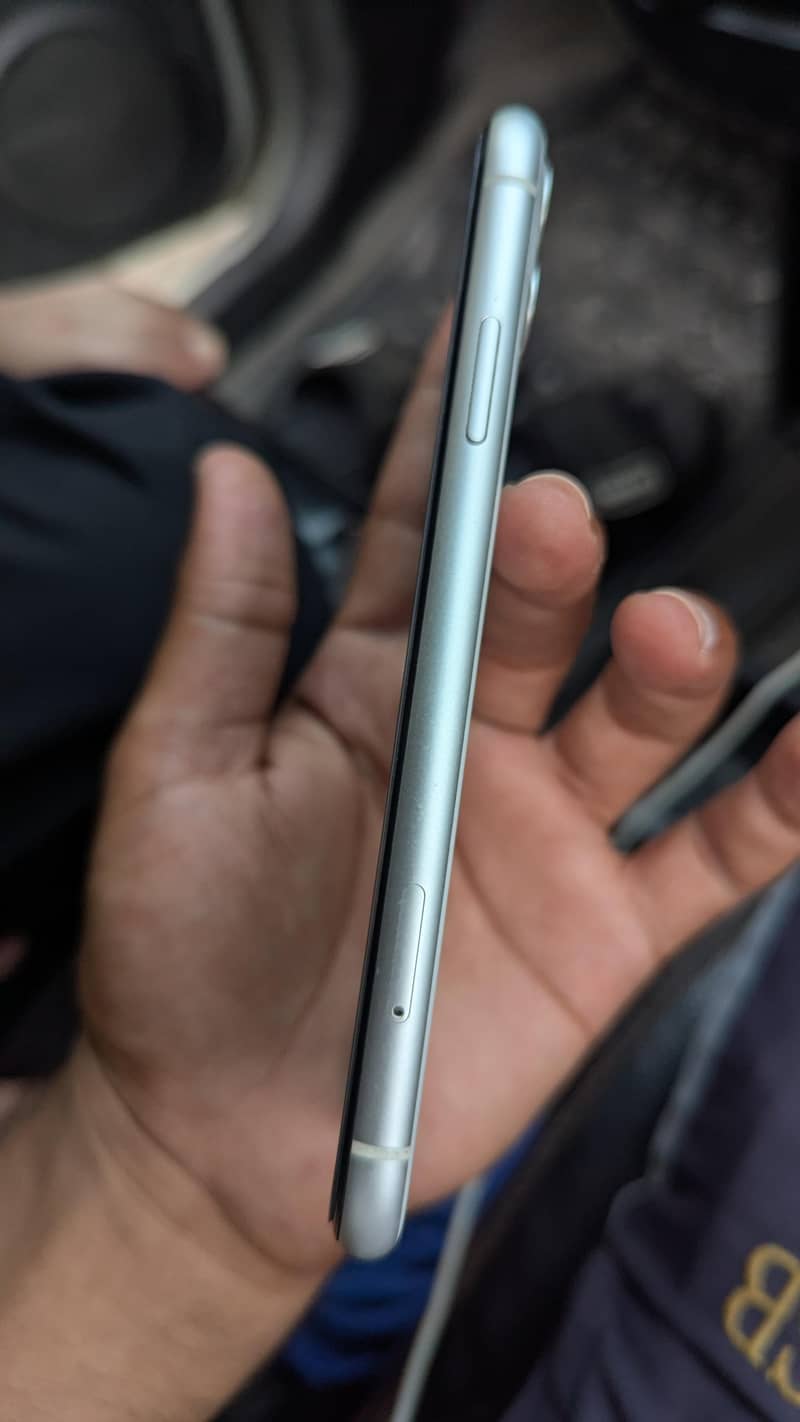 Apple iPhone 11 4