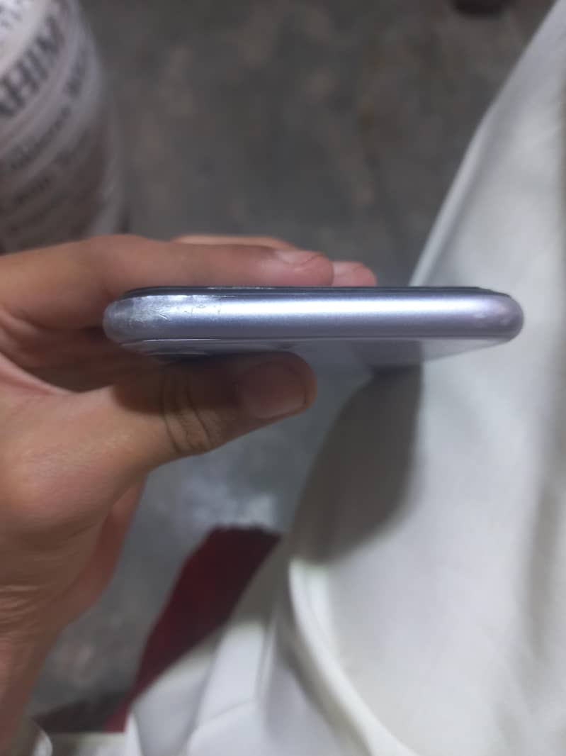 iPhone 11 4