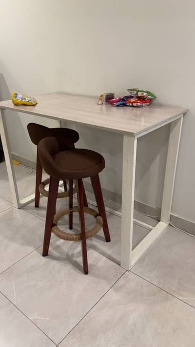 Table with 2 chairs