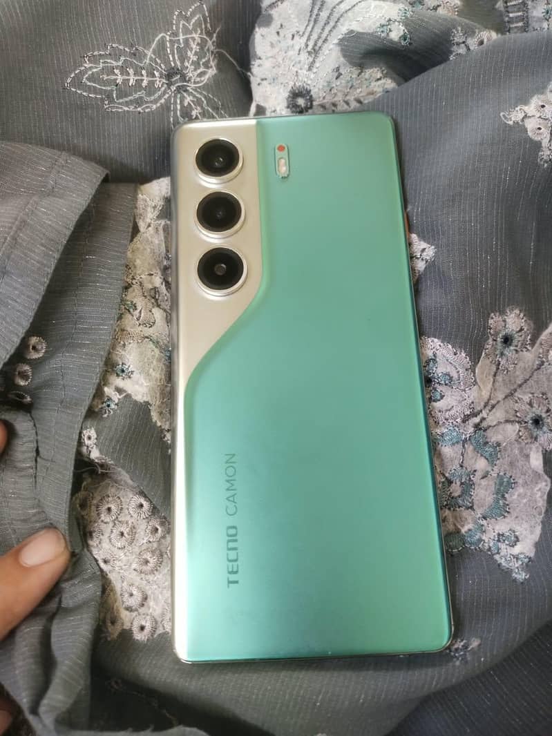 Tecno CAMON 40 Pro 0