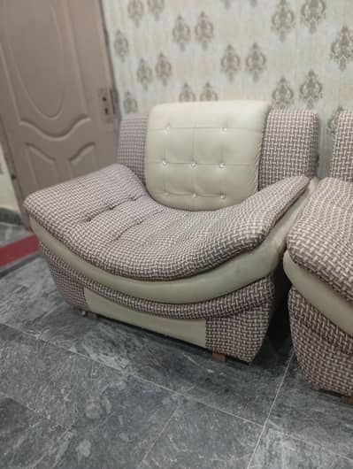 beautiful and comfortabel sofa set available for sale
