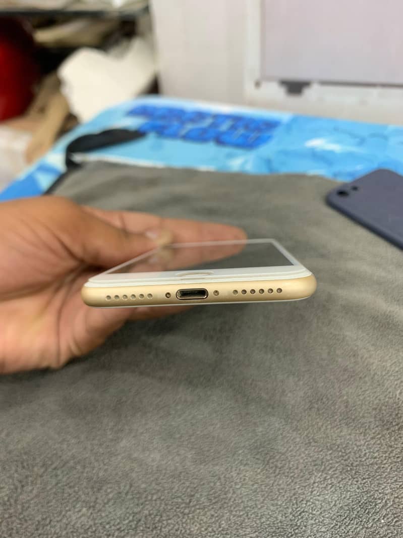 Apple iPhone 7 4
