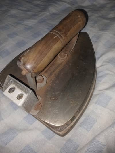 Heavy Metal dhobi Iron with Wooden Handle – Old Press