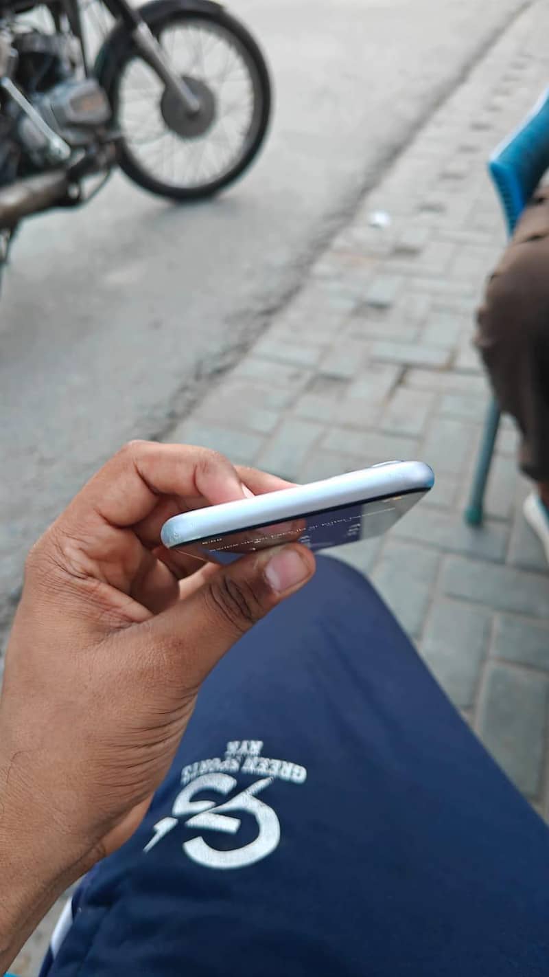Apple iPhone 11 3