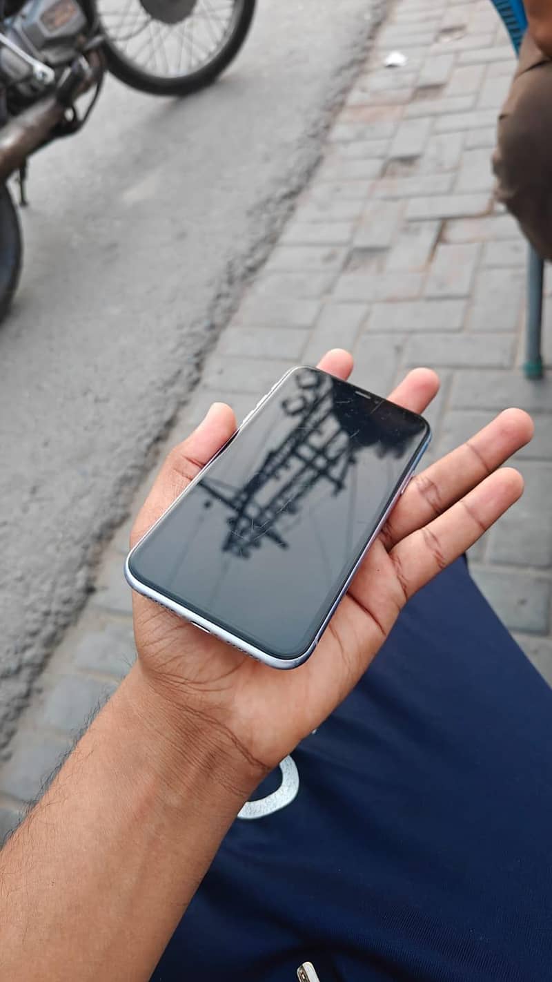 Apple iPhone 11 4