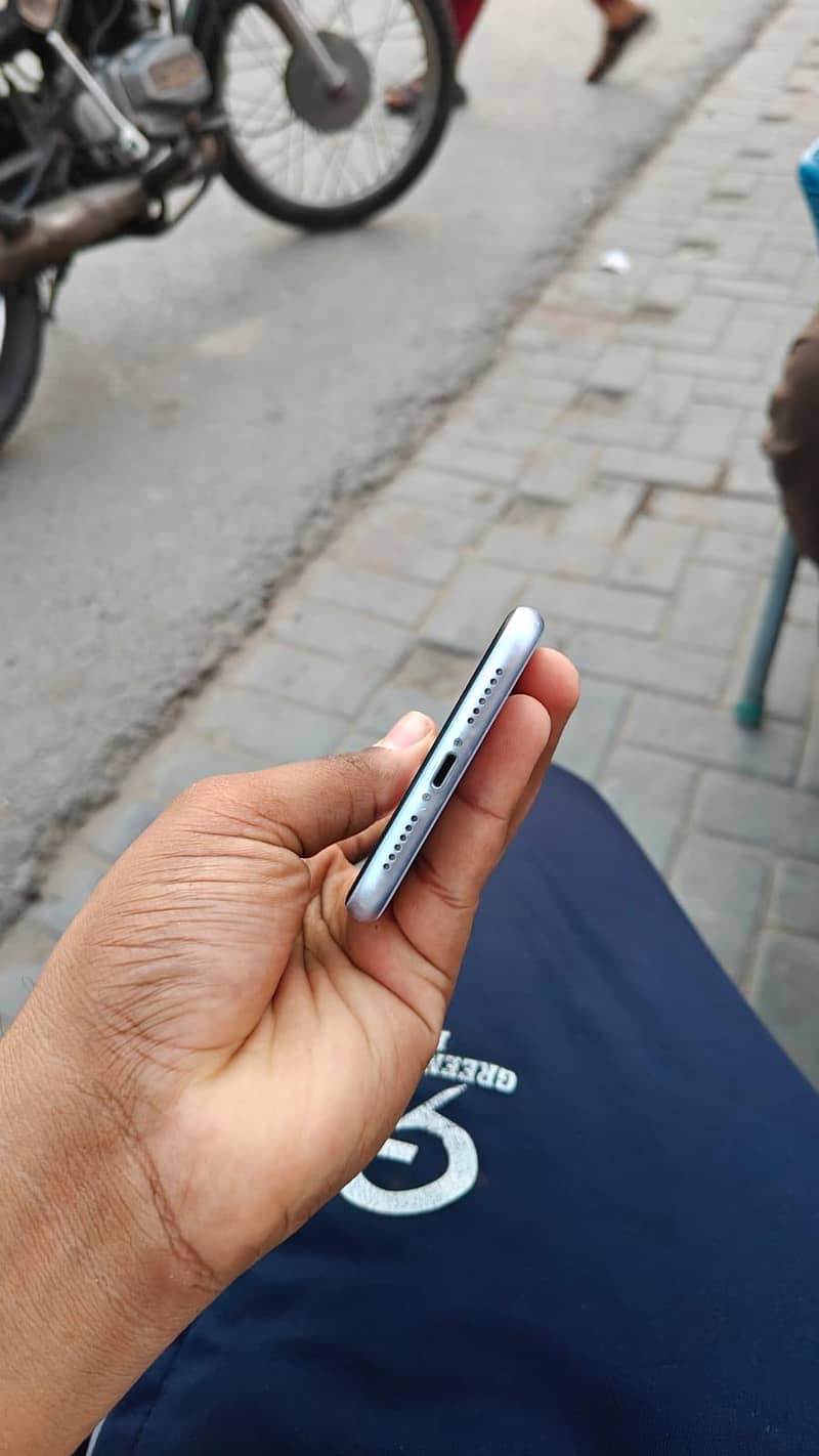 Apple iPhone 11 7
