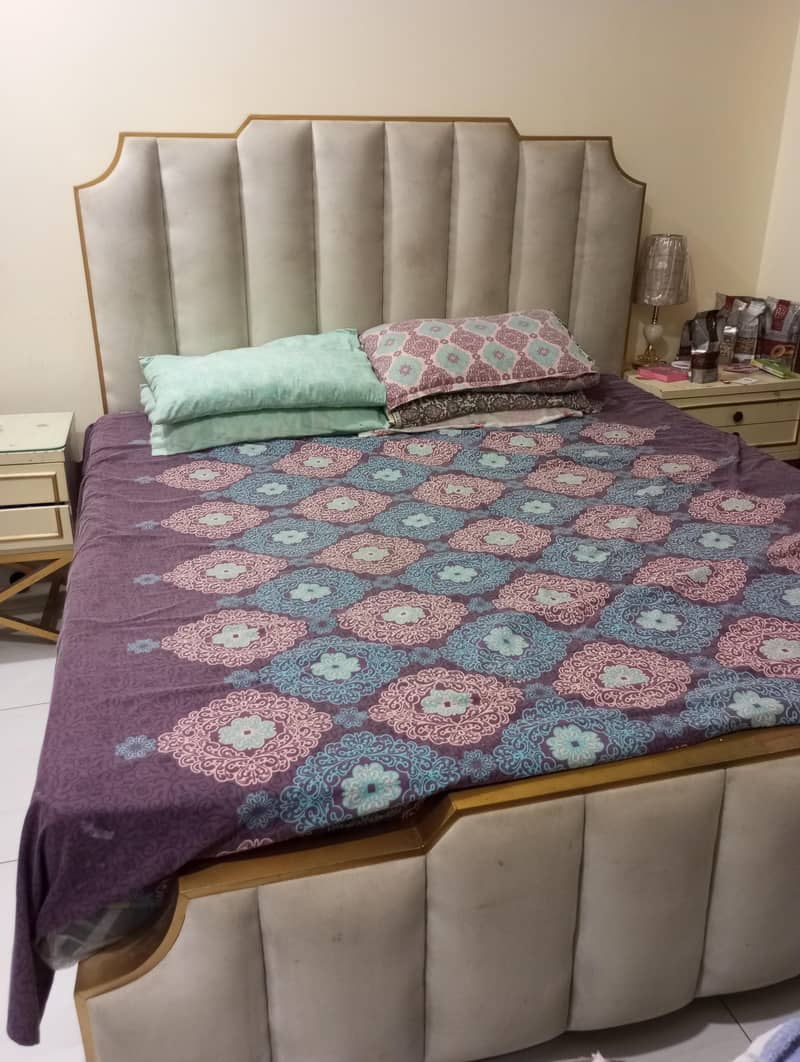 Double bed with side Tables 0