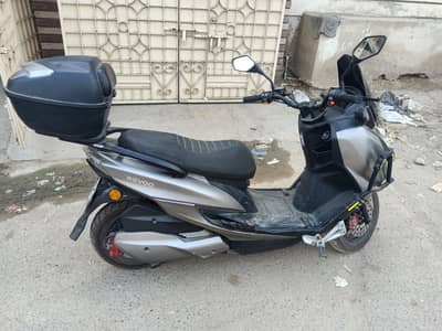 2025 Revoo full size electric scooty E52