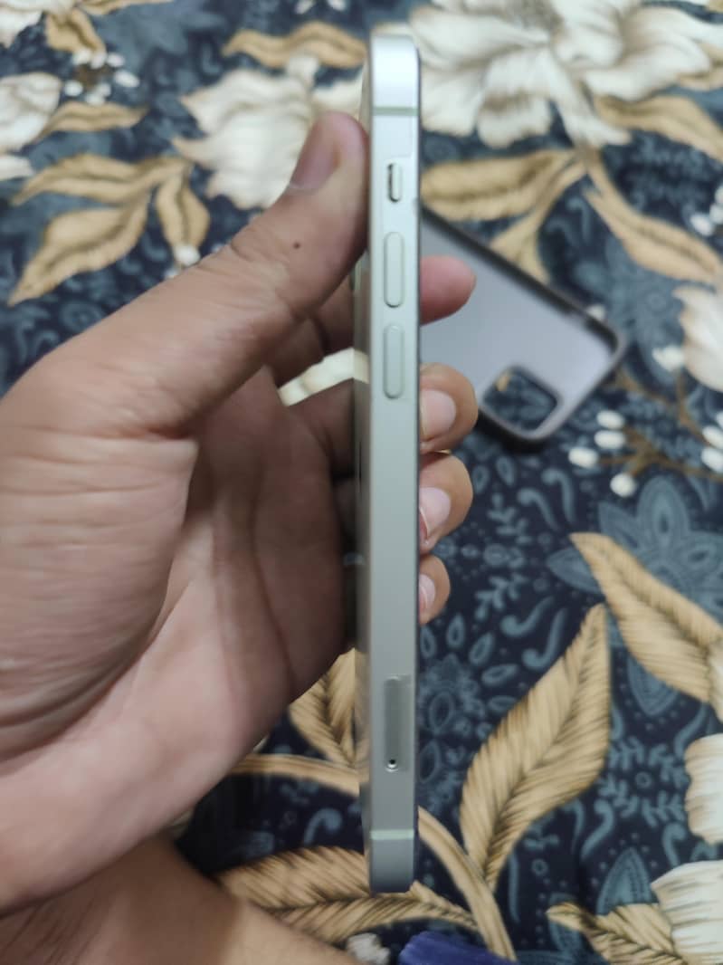 Apple iPhone 12 4