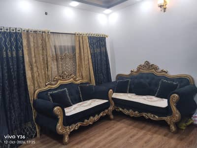 5 siter Sofa + 2 chairs with small table complete set