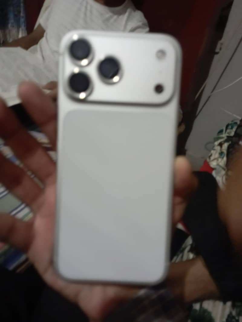 Apple iPhone 17 Pro Max 4