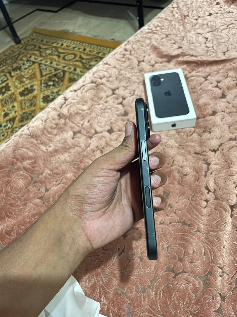 Apple iPhone 16 3