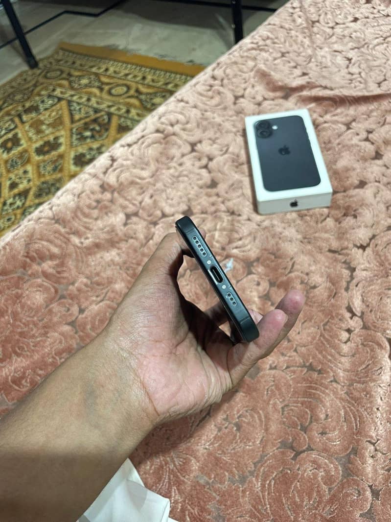 Apple iPhone 16 4
