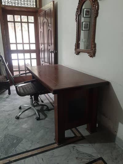 office executive table 5ft x 2.5 ft . . . Good quality