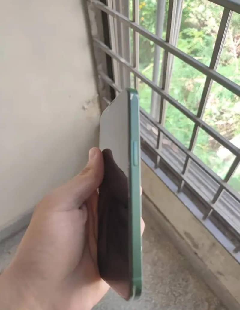 Apple iPhone 13 2